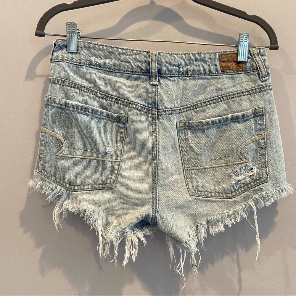 AMERICAN EAGLE Hi-Rise Festival Distressed Denim Shorts Blue Crochet Size 4